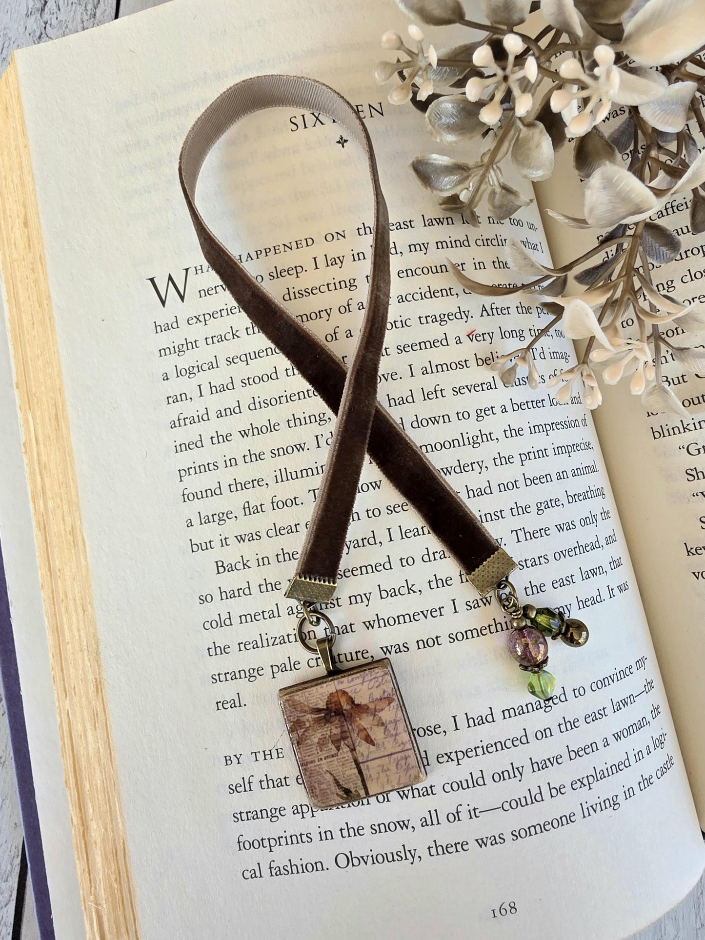 Vintage Style Daisy Bookmark: Velvet Ribbon & Handmade Pendant