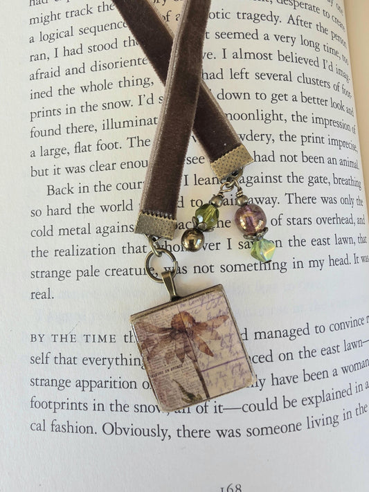 Vintage Style Daisy Bookmark: Velvet Ribbon & Glass Pendant