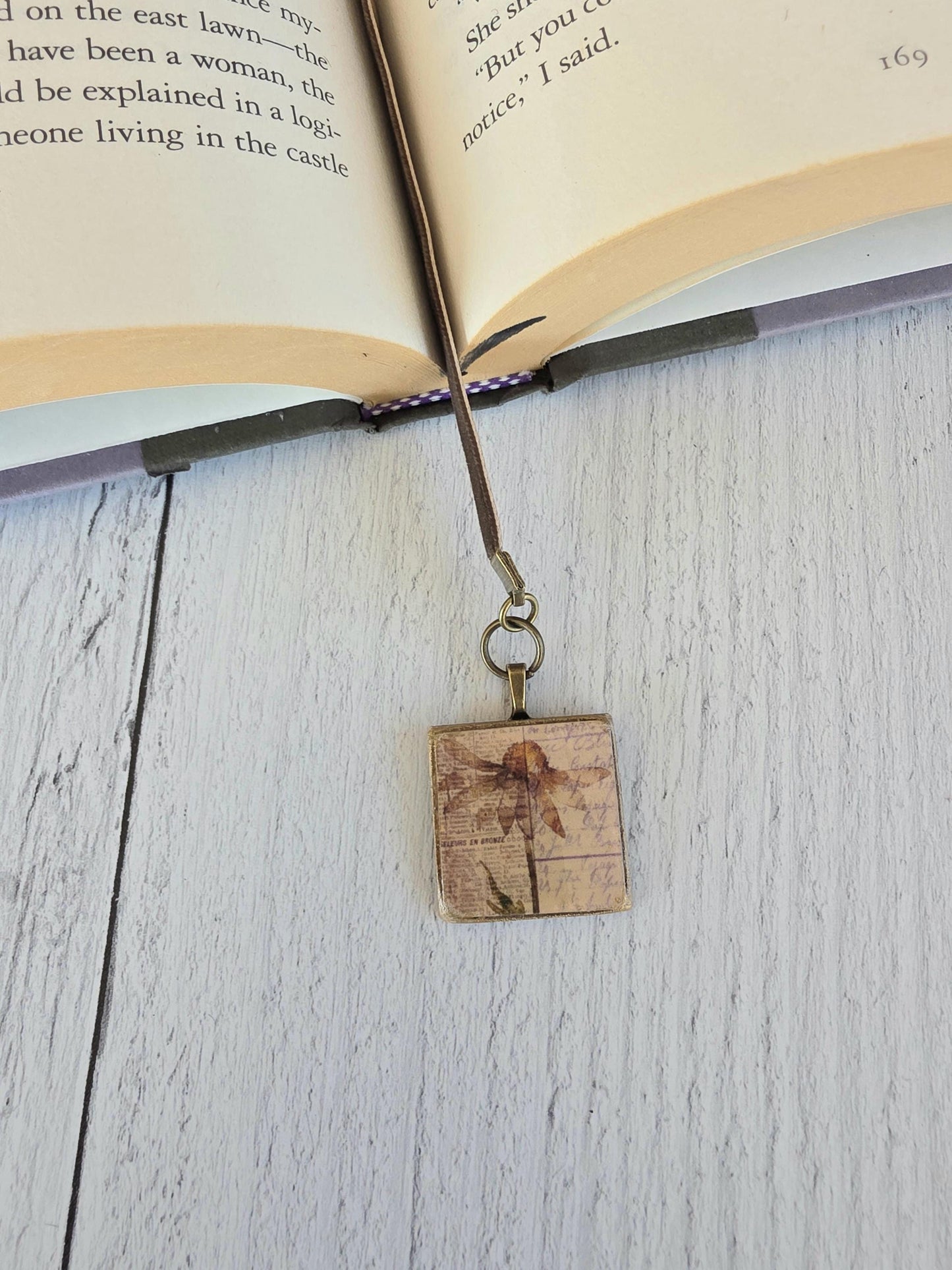 Vintage Style Daisy Bookmark: Velvet Ribbon & Handmade Pendant