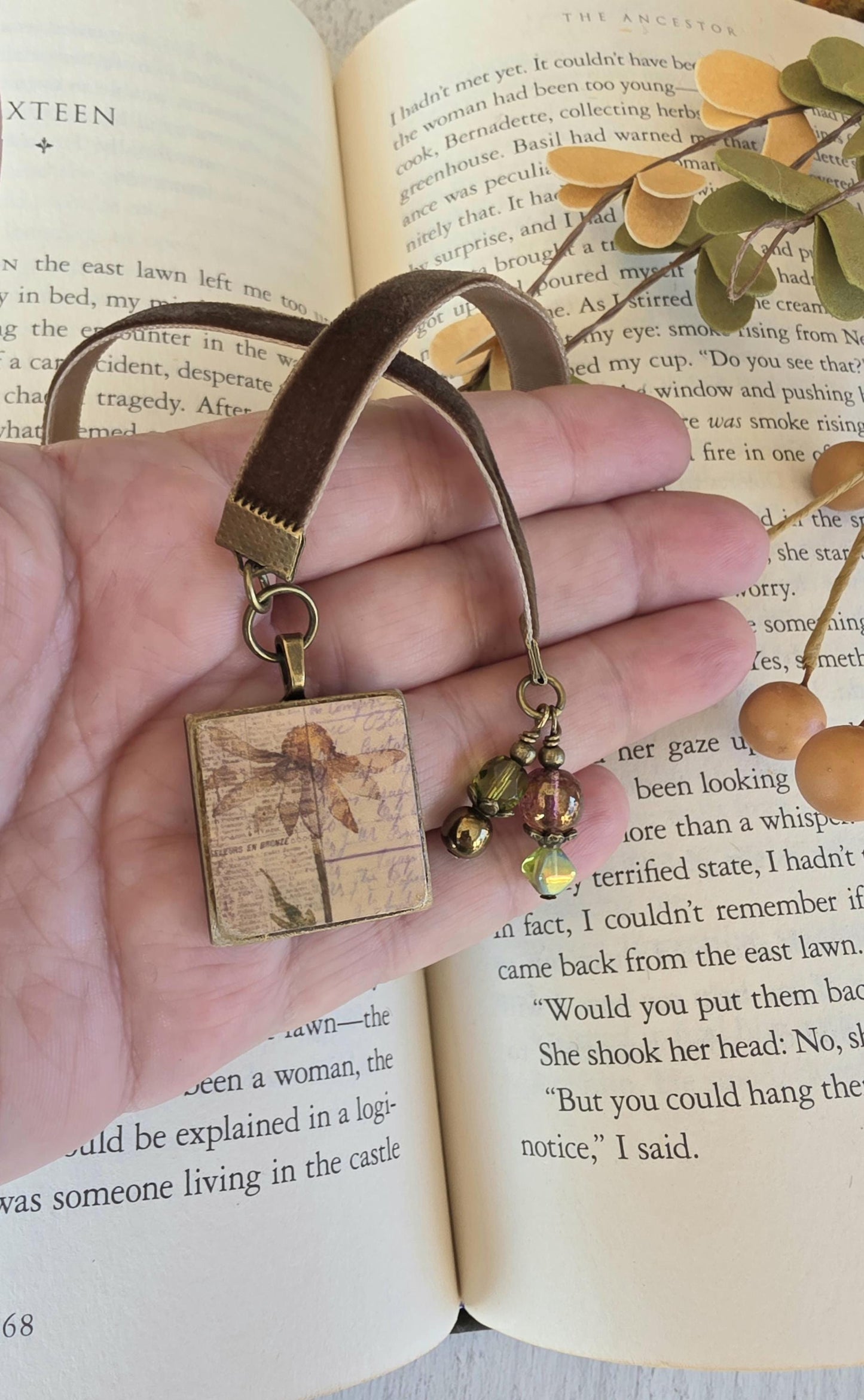 Vintage Style Daisy Bookmark: Velvet Ribbon & Handmade Pendant