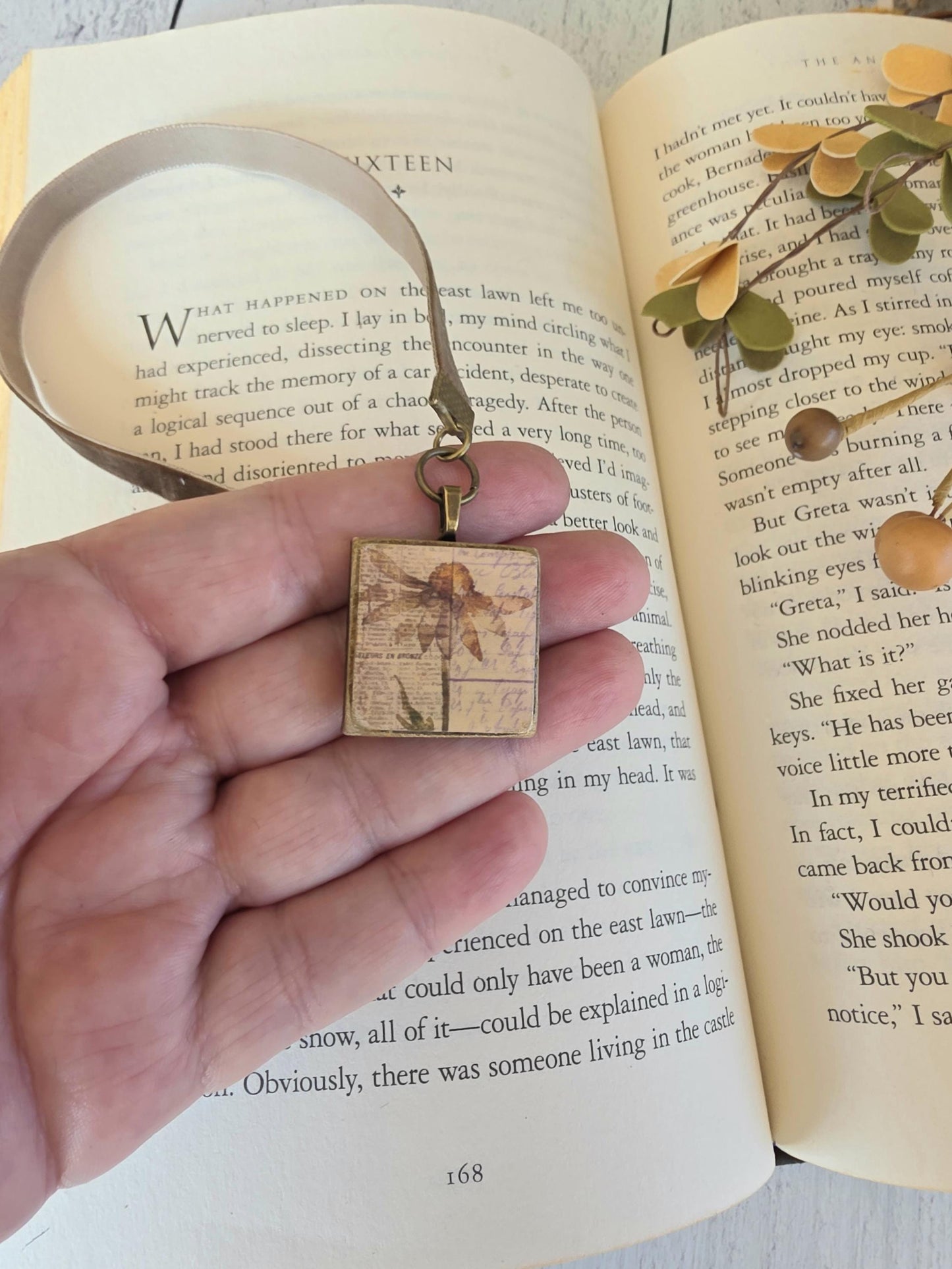 Vintage Style Daisy Bookmark: Velvet Ribbon & Handmade Pendant