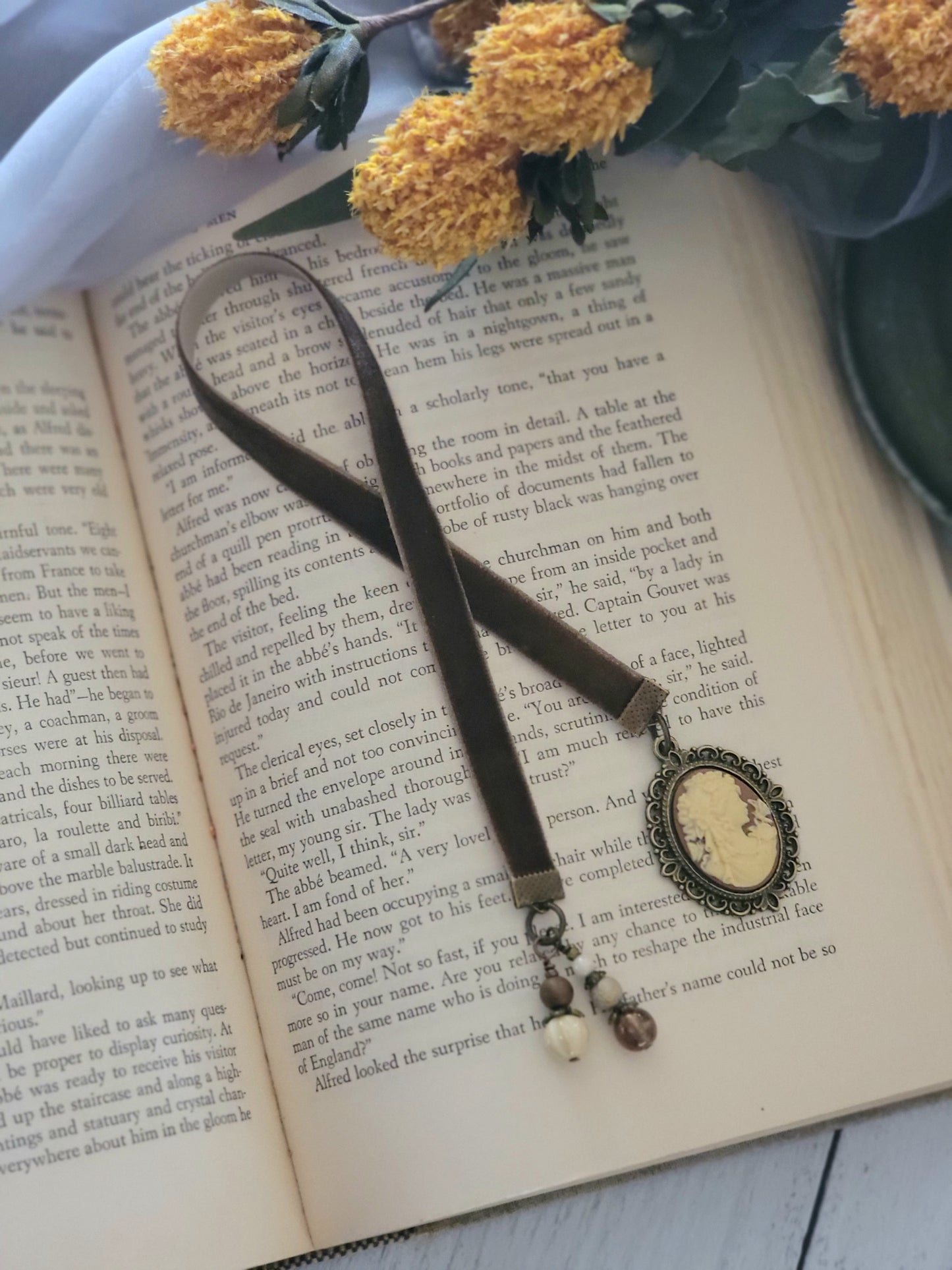 Vintage Style Resin Cameo Bookmark