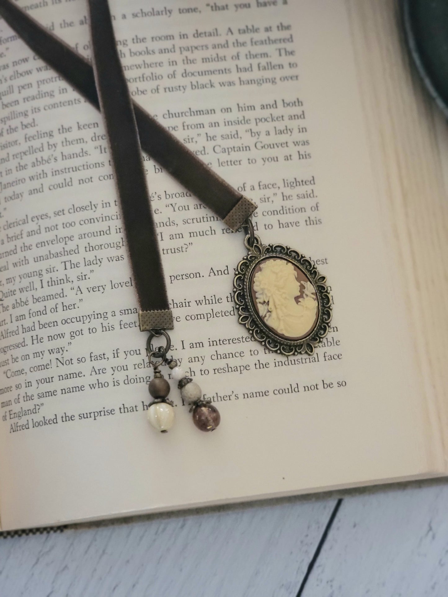 Vintage Style Resin Cameo Bookmark