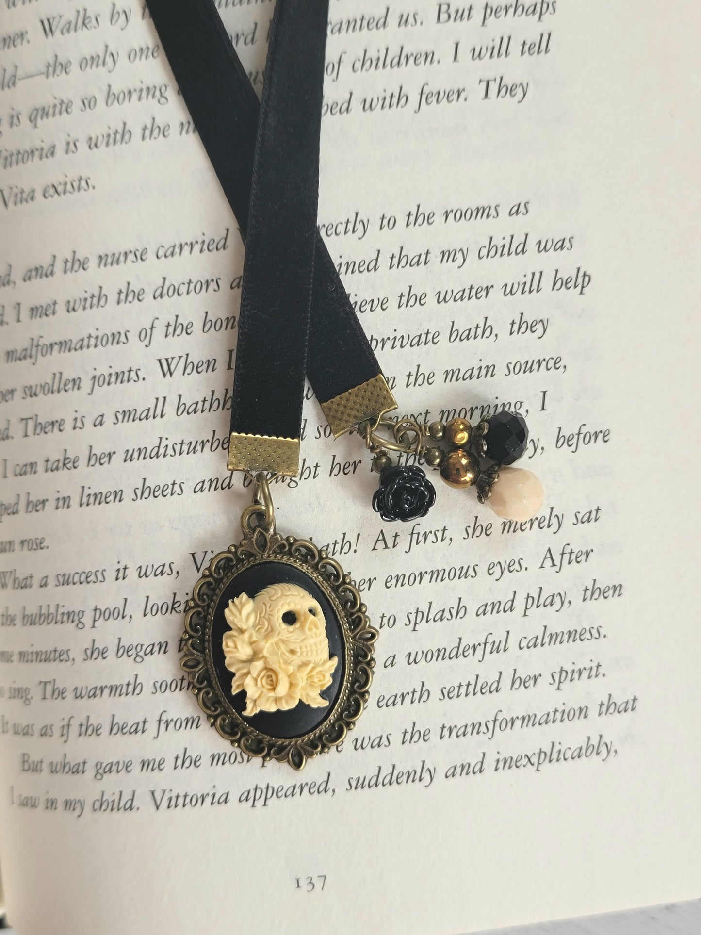 Small Size Gothic Skull and Roses Cameo Bookmark